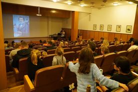 Sala biblioteki wypełniona ludźmi