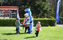 zdjęcie dzieci z policyjną maskotką