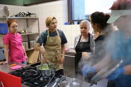 Intendentki i kucharki z rybnickich placówek oświatowych doskonalą swoje umiejętności kulinarne pod okiem Jagny Niedzielskiej