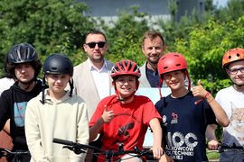 zdjęcie przedstawia dzieci na rowerach 