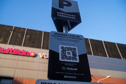 znak drogowy z napisem wirtualny parkomat