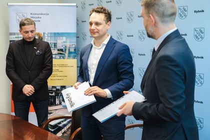 Podpisanie umowy na zakup 11 autobusów hybrydowych na konferencji prasowej: Piotr Kuczera – Prezydent Miasta Rybnika, Łukasz Kosobucki – Prezes spółki Komunikacja Miejska Rybnik Sp. z o.o. i Rafał Zajas, Dyrektor Sprzedaży Regionu Południowego Solaris Bus & Coach Sp. z o. o.