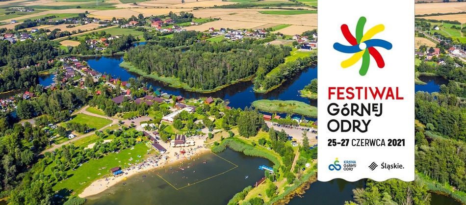 Kąpielisko i rozlewisko rzeki otoczone lasami i zabudową wiejską. Widok z lotu ptaka. Na zdjęciu napis: Festwial Górnej Odry