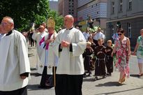Procesja rybniczan ulicami miasta z zabytkową figurą świętego Antoniego