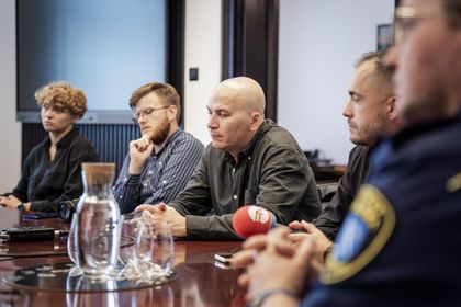 Uczestnicy konferencji prasowej siedzący przy stole 
