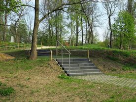 Park miejski wiosną. Na pierwszym planie nowo wybudowane schody