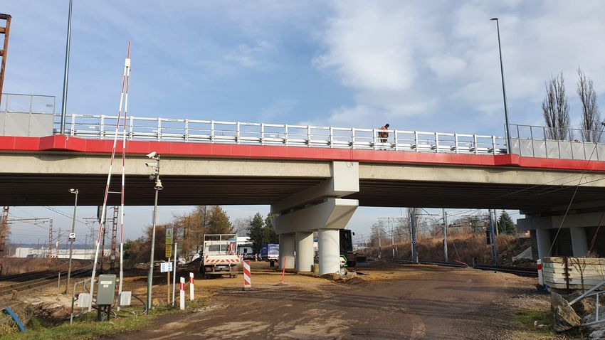 Wiadukt drogowy nad torami kolejowymi, widok z dołu