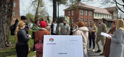 Zdjęcie ludzi na kampusie w rybniku