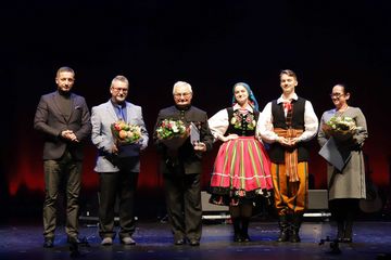 Laureaci nagród za osiągnięcia w dziedzinie twórczości artystycznej, upowszechniania i ochrony kultury z prezydentem Rybnika Piotrem Kuczerą. 