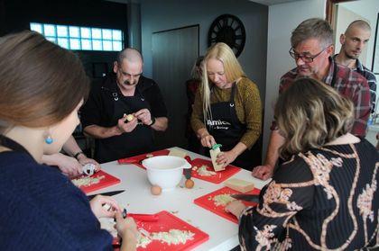 Warsztaty kulinarne w nowo otwartej kuchni społecznej przy ul. Zebrzydowickiej 30