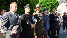 Inscenizacja historyczna grup rekonstrukcyjnych, odtwarzająca wydarzenia sprzed 100 lat, kiedy to na rybnickim rynku podpisane zostały dwa ważne dokumenty związane z przyłączeniem Śląska do Polski