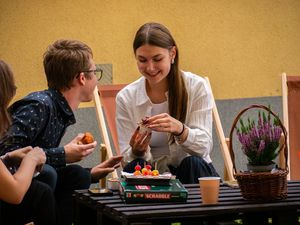 otwarcie zielonej strefy relaksu na terenie przyszkolnym