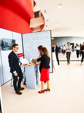 Rozmowy w ramach konferencji dot. nawiązywania relacji z organizacjami zrzeszającymi firmy z sektora dla biznesu