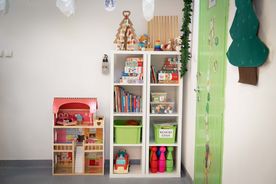 Sprzęty leczniczo-rehabilitacyjne w salach rybnickiego Ośrodka Leczenia i Rehabilitacji Dzieci im. św. Jana Pawła II 