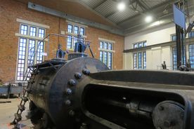 Zabytkowa kopalnia - elementy dawnej parowej maszyny wyciągowej szybu