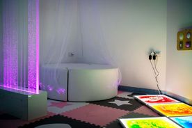 Sprzęty leczniczo-rehabilitacyjne w salach rybnickiego Ośrodka Leczenia i Rehabilitacji Dzieci im. św. Jana Pawła II 