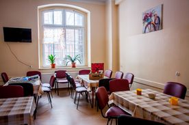 Wnętrze sali szpitalnej - pokój rekreacyjny, stoliki, krzesła