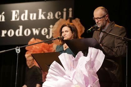 dwie osoby mówiące do mikrofonu