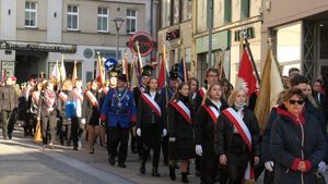 Obchody Święta Niepodległości na rybnickim rynku - flagi, mieszkańcy, żołnierze, poczty sztandarowe...
