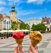 Rynek w Rybniku, na pierwszym planie dwie porcje lodów