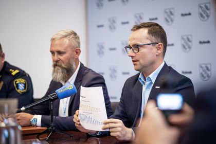 Uczestnicy konferencji prasowej siedzący przy stole 