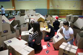 Pakowanie paczek w ramach akcji Czapka Św. Mikołaja Młodziezowej Rady Miasta Rybnika