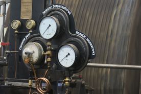 Zabytkowa kopalnia - elementy dawnej parowej maszyny wyciągowej szybu