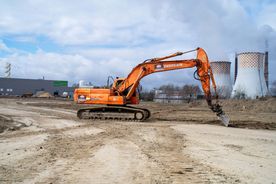 Zdjęcie przedstawia symboliczne wbicie pierwszej łopaty.