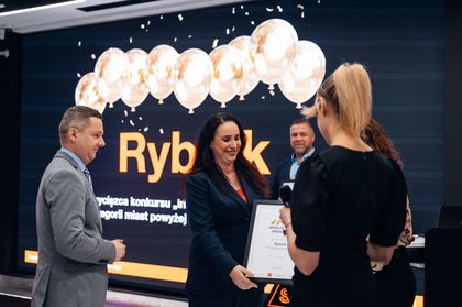Przedstawiciele Rybnika - Ewelina Włoch, naczelniczka Wydziału Cyfryzacji i Nowych Technologii UM i Robert Cebula, Sekretarz Miasta - odbierają nagrodę dla Rybnika za "Inteliegentne Przejście"