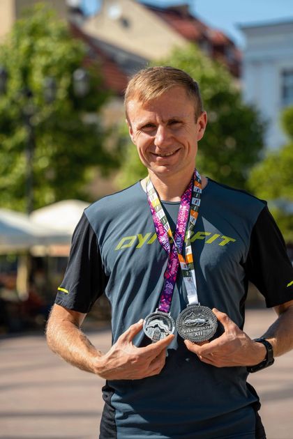 sportowiec na płycie rynku