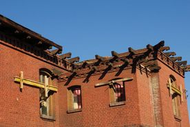 Modernizacja zabytkowych budynków z cegły przy ulicy Hallera