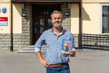 mężczyzna trzymający książkę