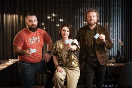 Trzy osoby trzymające karte Rybka