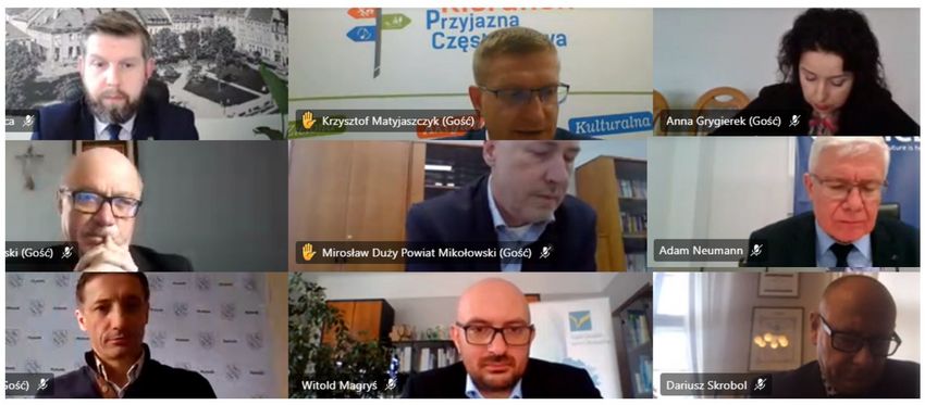 Kolaż 9 zdjęć osób siedzących przed kamerą