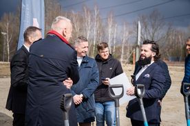 Zdjęcie przedstawia symboliczne wbicie pierwszej łopaty.