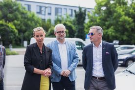 Uroczystość otwarcia muralu browarniczego na budynku kamienicy
