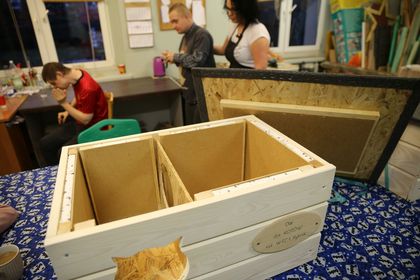 Drewniane budki dla bezdomnych kotów, wykonane uczestników Warsztatu Terapii Zajęciowej „Przystań”