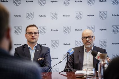 Uczestnicy konferencji prasowej siedzący przy stole 