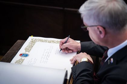 Wręczenie medalu Beneficii Grata Civitas Rybnik dla Januszowi Koperowi
