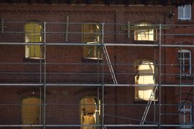 Modernizacja zabytkowych budynków z cegły przy ulicy Hallera