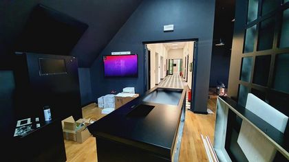 Wnętrza nowoczestnego edukatorium w zabytkowym budynku
