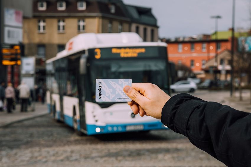 Rybnica Karta Mieszkańca na tle autobusu 