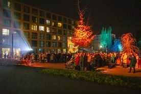 Wieczorny mapping na ścianie Galerii Sztuki Rzeczna