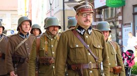 Inscenizacja historyczna grup rekonstrukcyjnych, odtwarzająca wydarzenia sprzed 100 lat, kiedy to na rybnickim rynku podpisane zostały dwa ważne dokumenty związane z przyłączeniem Śląska do Polski