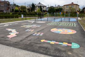 zdjęcie przedstawia plac zabaw