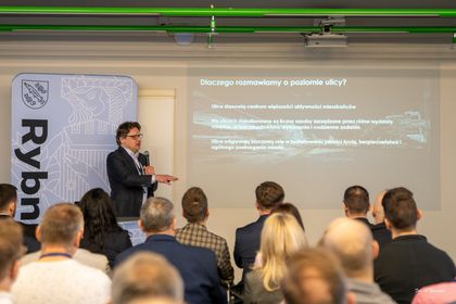 uczestnicy konterencji podsumowującej wdrożenie bliźniaka cyfrowego ulic miasta Rybnika 