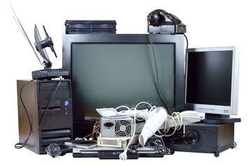 Zbiór elektrośmieci - telewizor, monitory, kable, itp. 
