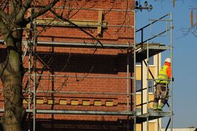 Modernizacja zabytkowych budynków z cegły przy ulicy Hallera