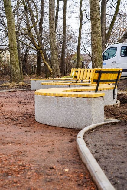 Prace w parku śródmiejskim - zadrzewiony teren między ulicą Młyńską a rzeką Nacyną, staje się pełnoprawnym terenem rekreacyjnym