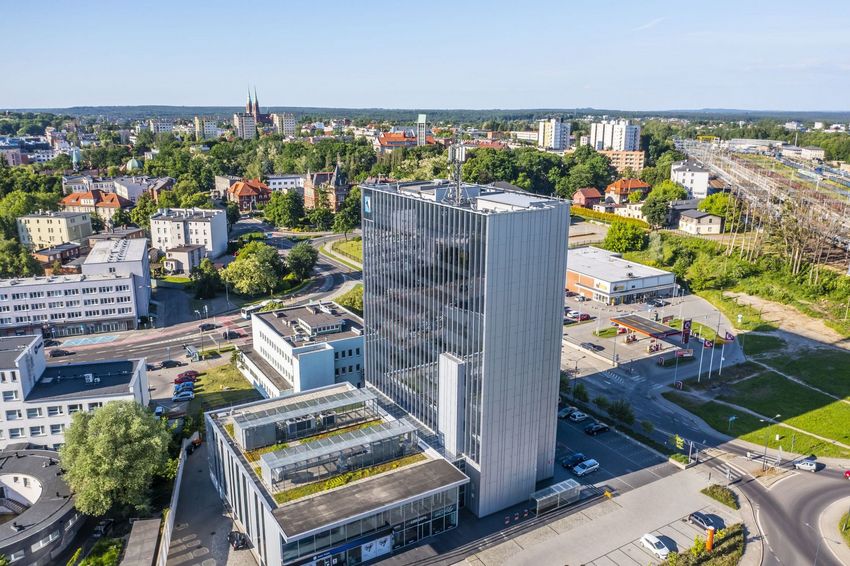 Rybnik z lotu ptaka z biurowcem K1 w centrum